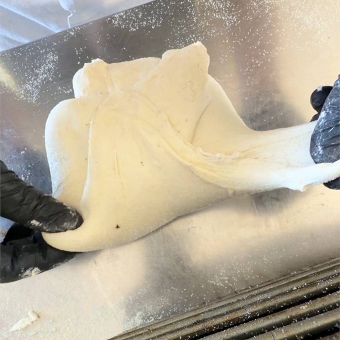 Impasto arrotolato a piccoli passi verso la parte inferiore, tirando la superficie